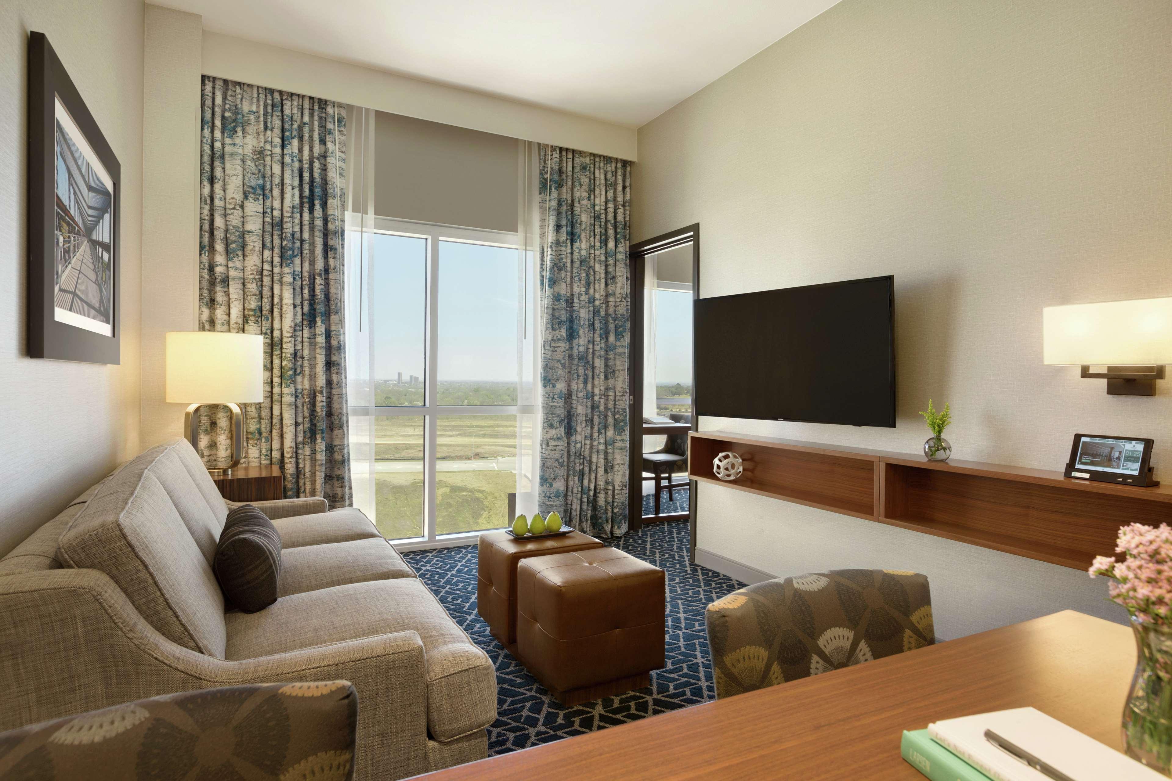Embassy Suites By Hilton Denton Convention Center Exterior foto